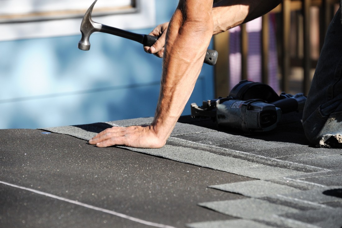 24/7 Roof Repair Contractor Farmington Hills & West Bloomfield - AdobeStock_94760087